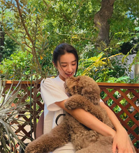 Koki,「愛おしい私の宝物」愛犬を抱きしめる‟もふもふ”密着ショット公開