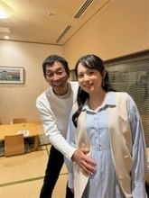 第一子妊娠中の久慈暁子、ふっくらお腹で明石家さんまと2ショット「パワーをいただけました」