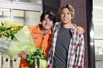 今夜最終回『ペンディングトレイン』、クランクアップで山田裕貴と赤楚衛二が肩を抱き合う
