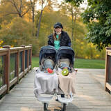 「中川翔子、双子ベビーカーでお散歩満喫　派手かわロンパース姿に「可愛すぎて悶絶」」の画像1