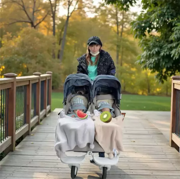 中川翔子、双子ベビーカーでお散歩満喫　派手かわロンパース姿に「可愛すぎて悶絶」