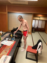 スリムクラブ・内間が“旅館の妖怪”に？上裸ショットに「進撃の巨人出てた？」「普通に怖い」