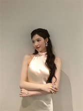 女神級の美しさ…TWICE サナ、光沢感あふれるシルクのロングドレス姿を披露
