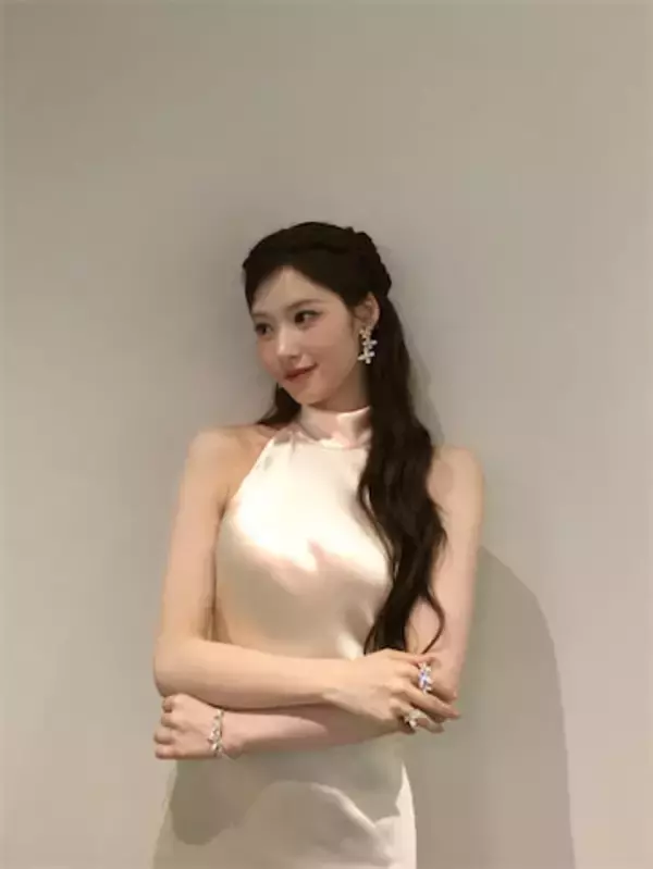 女神級の美しさ…TWICE サナ、光沢感あふれるシルクのロングドレス姿を披露