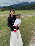 「岡副麻希、レーサー夫＆1歳長女と“思いつき”で牧場へ「娘が牛乳をこよなく愛してるので」」の画像1