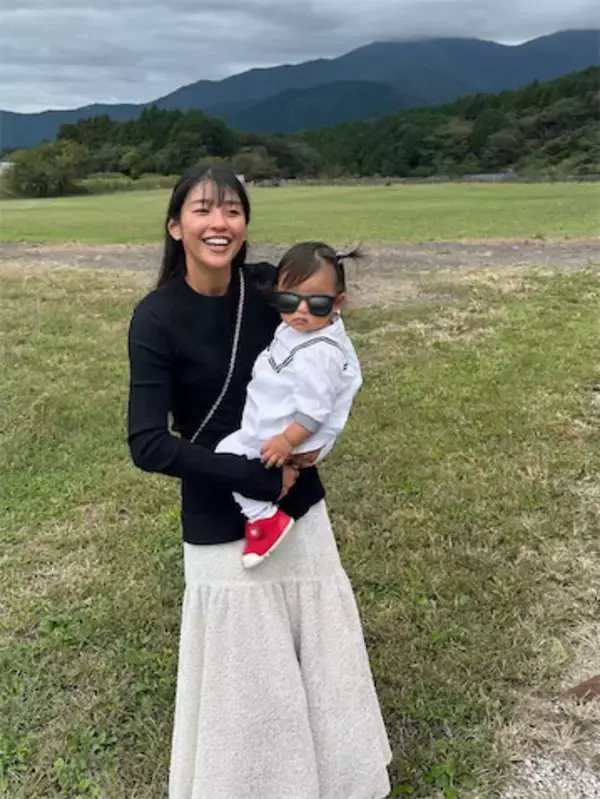 岡副麻希、レーサー夫＆1歳長女と“思いつき”で牧場へ「娘が牛乳をこよなく愛してるので」