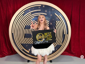 倖田來未、“43歳一発目の歌披露”はデコルテ映える黒ミニドレス　艶やかオフショットに反響「最高に可愛い」