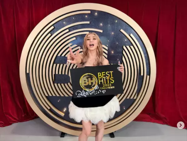 倖田來未、“43歳一発目の歌披露”はデコルテ映える黒ミニドレス　艶やかオフショットに反響「最高に可愛い」