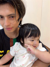 「気持ちよかったね」アレクサンダー、1歳次女・グーちゃんのお風呂上がり姿を公開