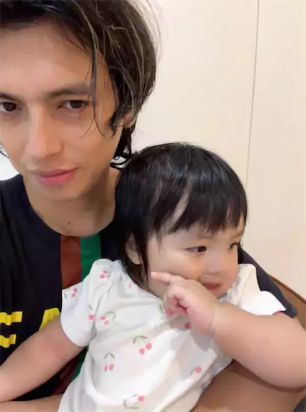 「気持ちよかったね」アレクサンダー、1歳次女・グーちゃんのお風呂上がり姿を公開