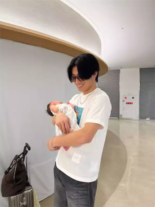 サッカー日本代表・上田綺世、4月誕生の我が子にメロメロ「そっくりだぁ」「癒し写真すぎる」