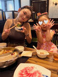 「おのののか、夏の火鍋を家族で楽しむ「娘はラム肉44枚たべたよポーズ笑」」の画像1