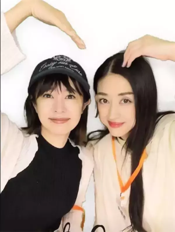 さとう珠緒、49歳"悪女女優"と「うん十年ぶりのプリクラ」公開「これは貴重」「お二人さん美しい」