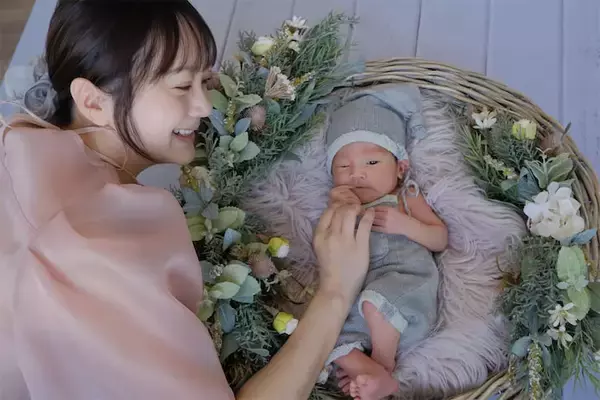 浜田翔子、第4子とのニューボーンフォト公開「新生児期間あっという間」
