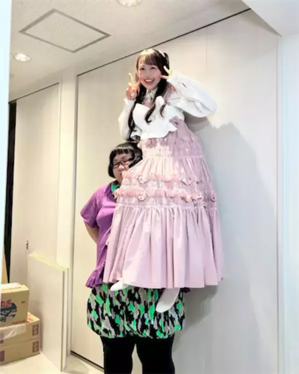 「どういう状況なの笑」FRUITS ZIPPER・松本かれん、安藤なつに持ち上げられWピース