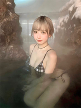 「一緒に温泉入る？」yami、美バストのぞかせた"誘惑"水着ショットが話題