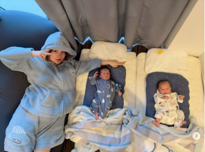 中川翔子、表情豊かな双子との親子ショット公開「双子たちニッコリするの増えた感じ」