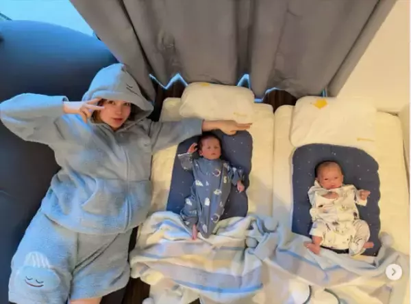 中川翔子、表情豊かな双子との親子ショット公開「双子たちニッコリするの増えた感じ」