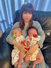 中川翔子、日々成長する双子との3ショットに反響「両腕に抱っこ、双子の醍醐味ですよね」