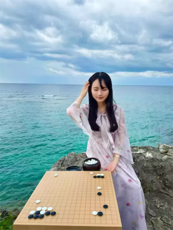 22歳“美人すぎる棋士”、沖縄の絶景バックに囲碁を堪能「めっちゃ可愛いです」