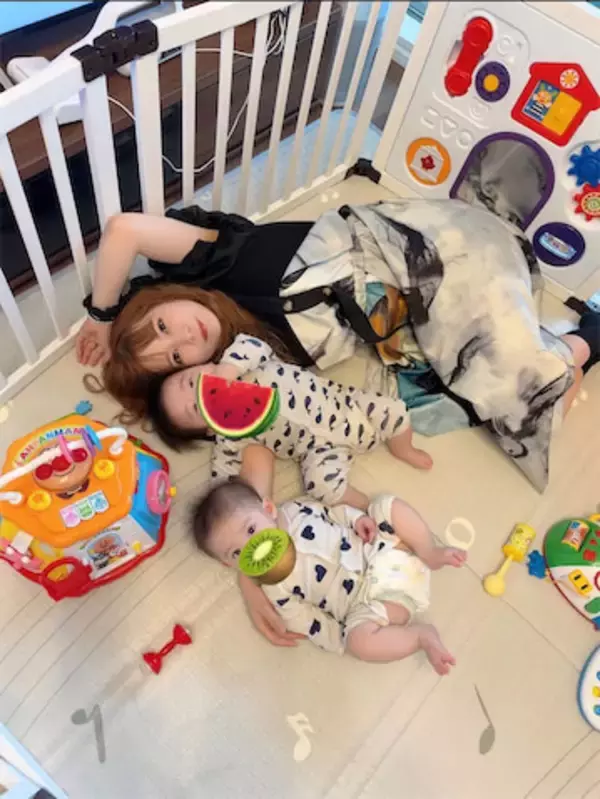 中川翔子、6カ月双子とベビーサークルでゴロゴロ「こういう時間 幸せだぁ」