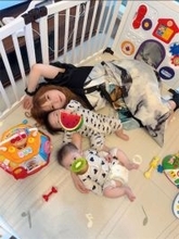 中川翔子、6カ月双子とベビーサークルでゴロゴロ「こういう時間 幸せだぁ」