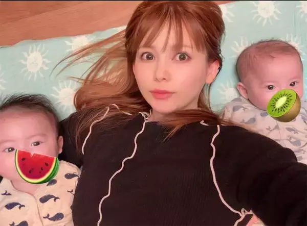 中川翔子「双子が、ふた語でなにか話してるよ！」、可愛すぎる寝転びショット公開