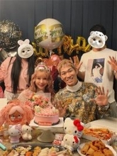 レイザーラモンHGの美人妻、43歳誕生日に“家族4人”ショット公開「25歳に見えますよ～」