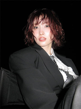 TWICE モモ、ジャケット×白シャツ×ネクタイを“ハンサム”に着こなし「Beautiful」「かわいすぎ」