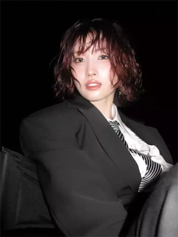 TWICE モモ、ジャケット×白シャツ×ネクタイを“ハンサム”に着こなし「Beautiful」「かわいすぎ」