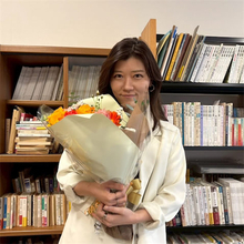 ヒコロヒーの著書『黙って喋って』が文学賞受賞、授賞式でオールホワイトコーデ「ほんま美人」