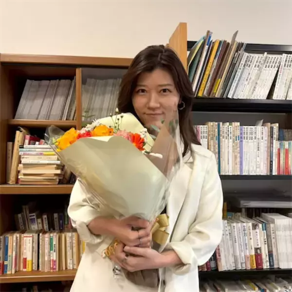 ヒコロヒーの著書『黙って喋って』が文学賞受賞、授賞式でオールホワイトコーデ「ほんま美人」