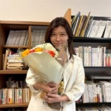 ヒコロヒーの著書『黙って喋って』が文学賞受賞、授賞式でオールホワイトコーデ「ほんま美人」