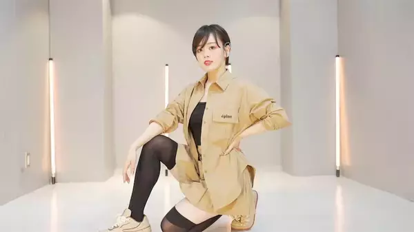 伊原六花、ミニスカ×ニーハイ姿でNewJeansの『Super Shy』踊ってみたを披露