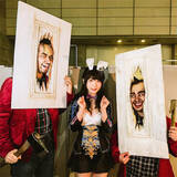 「伊織もえ、ホラー映画キャラに挟まれた「インパクト強すぎ」うさ耳ショットを披露」の画像1