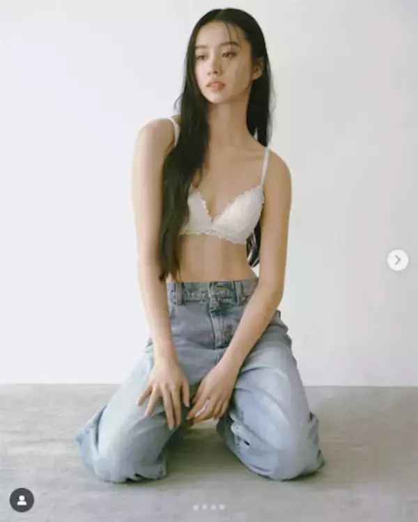 Koki,、腹筋が目を引く美ボディラインのランジェリー姿を披露