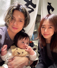 アレクサンダー、妻・川崎希＆9ヶ月次女と餃子店へ　グーちゃん「はやく餃子食べたいばぶ」