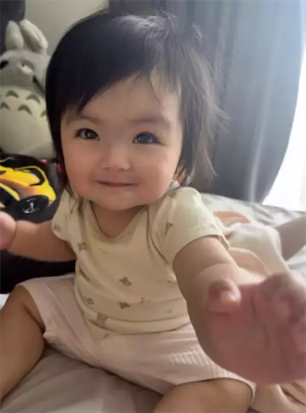 川崎希、次女・グーちゃんの笑顔で始まる朝にほっこり「ニコニコで起きました」
