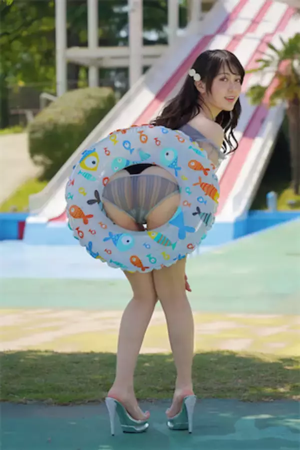 「浮き輪の使い方の正解はこれだよね？」白藤有華、美尻はめ込みフェチショット公開