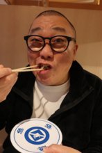 山本圭壱、1歳愛娘とデート「にこりさんは おうどん 喜んでおります」