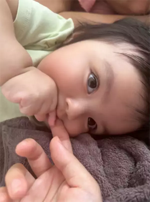 川崎希、寝起きの次女・グーちゃんにかじられ悲鳴「可愛いけど歯が生えてきて結構痛い〜」