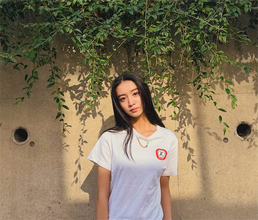 Koki,、ルイ・ヴィトンのロゴTシャツを着こなすシンプルコーデ披露