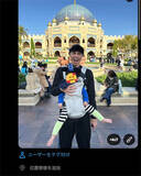 「小島よしおが1歳息子と初ディズニーへ、 父親譲りの「足ピーン」ショットを公開」の画像1