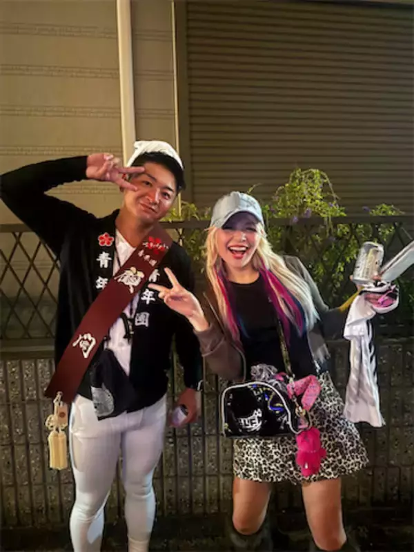 エルフ荒川がギャル全開、“元カレ”との2ショットに大反響「男前やな」「荒川ちゃん可愛すぎる」