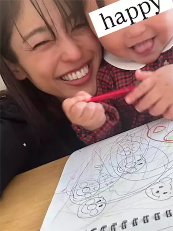 岡副麻希、実家で「母の遺品整理」思い出の机を1歳娘にプレゼント「お母さんの愛があふれてますね」