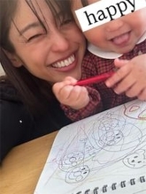 岡副麻希、実家で「母の遺品整理」思い出の机を1歳娘にプレゼント「お母さんの愛があふれてますね」