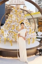 Koki, 洗練の美シルエットが輝く純白ドレス姿を披露