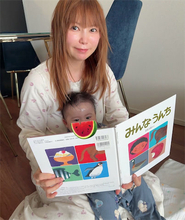 中川翔子、‟寝起きすっぴん”の読み聞かせショット公開「親子二代で同じ絵本読めるなんてうれしい」