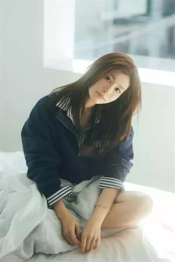 ‟めるる” 生見愛瑠がグラビア登場、柔らかな日差しの中で見せたナチュラルな魅力