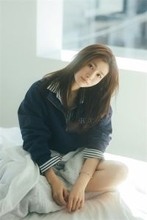 ‟めるる” 生見愛瑠がグラビア登場、柔らかな日差しの中で見せたナチュラルな魅力